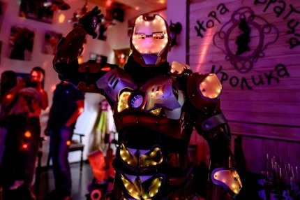 Диско-шоу со светящимся роботом